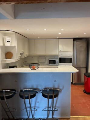Fridge, microwave, oven, stovetop - Duplex apartment above the rooftops of the old town (Villefranche-sur-Mer)