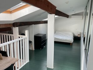 2 bedrooms, desk, iron/ironing board, travel crib - Duplex apartment above the rooftops of the old town (Villefranche-sur-Mer)
