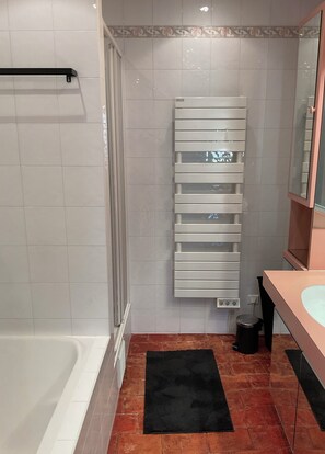Shower, hair dryer, towels, soap - Duplex apartment above the rooftops of the old town (Villefranche-sur-Mer)