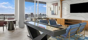 テレビ、暖炉