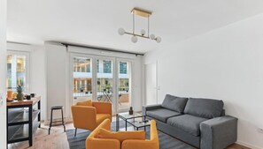 Smart TV - KAZA BELLA - Beautiful apartment near Paris (Saint-Ouen-sur-Seine)