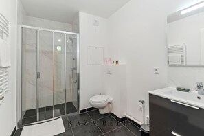 Shower, hair dryer, towels, soap - KAZA BELLA - Beautiful apartment near Paris (Saint-Ouen-sur-Seine)