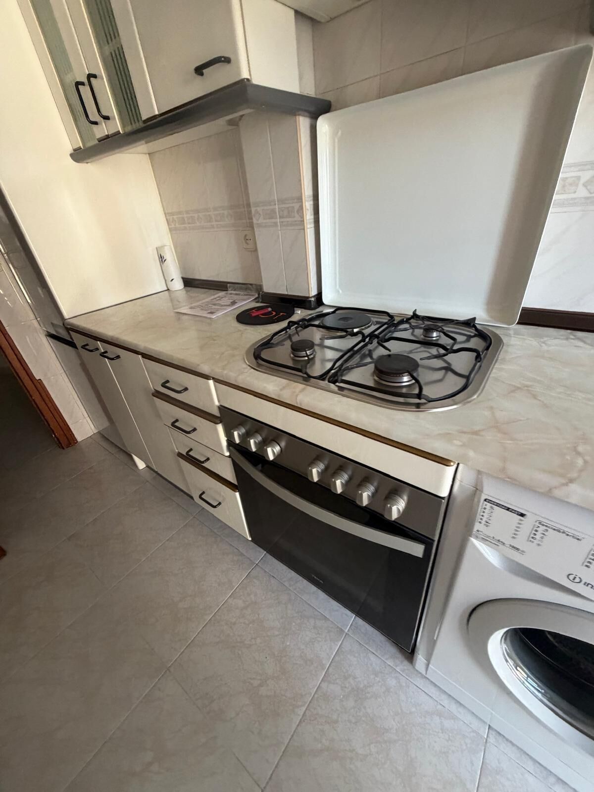 ثلاجة، ميكروويف، فرن، موقد طهي مسطح