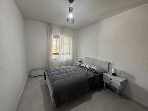 Habitación básica doble, vista a la ciudad | Wifi gratis 