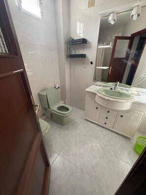 Towels, soap, shampoo, toilet paper - ApartaHotel Achicoria (Madrid)