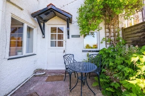 Outdoor dining - Cosy garden cottage style flat with patio views (Grange-over-Sands)