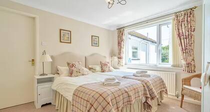 Cosy garden cottage style flat with patio views