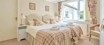 Cosy garden cottage style flat with patio views