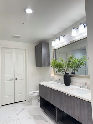 Shower, hair dryer, towels, soap - Midtown Apt - 2 Miles from Benz Stadium (Atlanta)