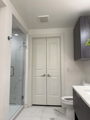 Shower, hair dryer, towels, soap - Midtown Apt - 2 Miles from Benz Stadium (Atlanta)