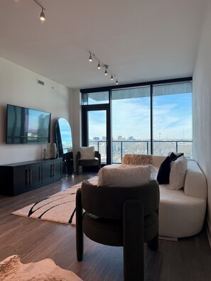 Living area - Midtown Apt - 2 Miles from Benz Stadium (Atlanta)