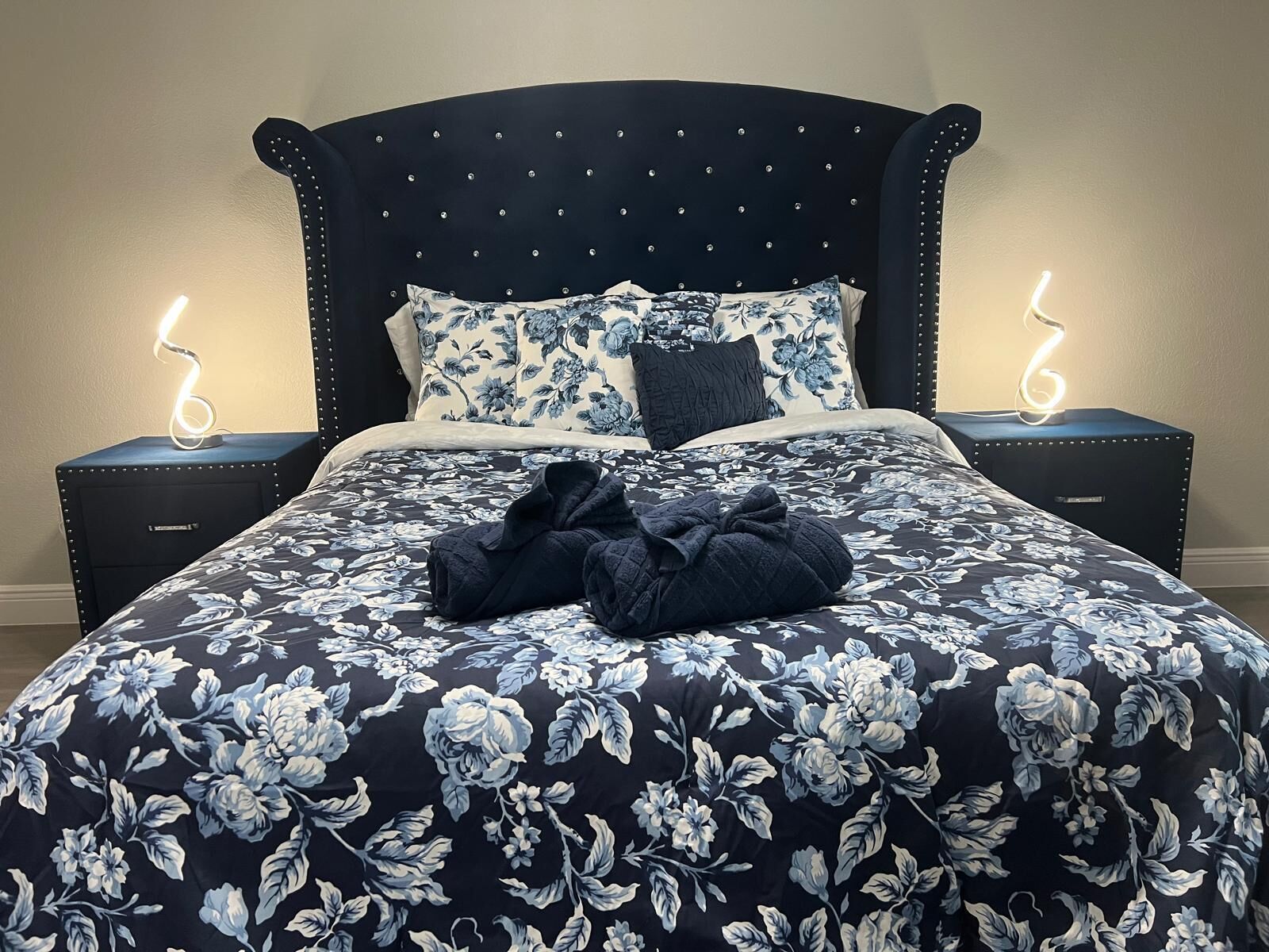 1 dormitorio, tabla de planchar con plancha, wifi y ropa de cama