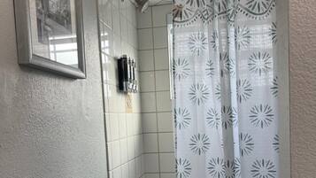 Secador de pelo, toallas, jabón y papel higiénico