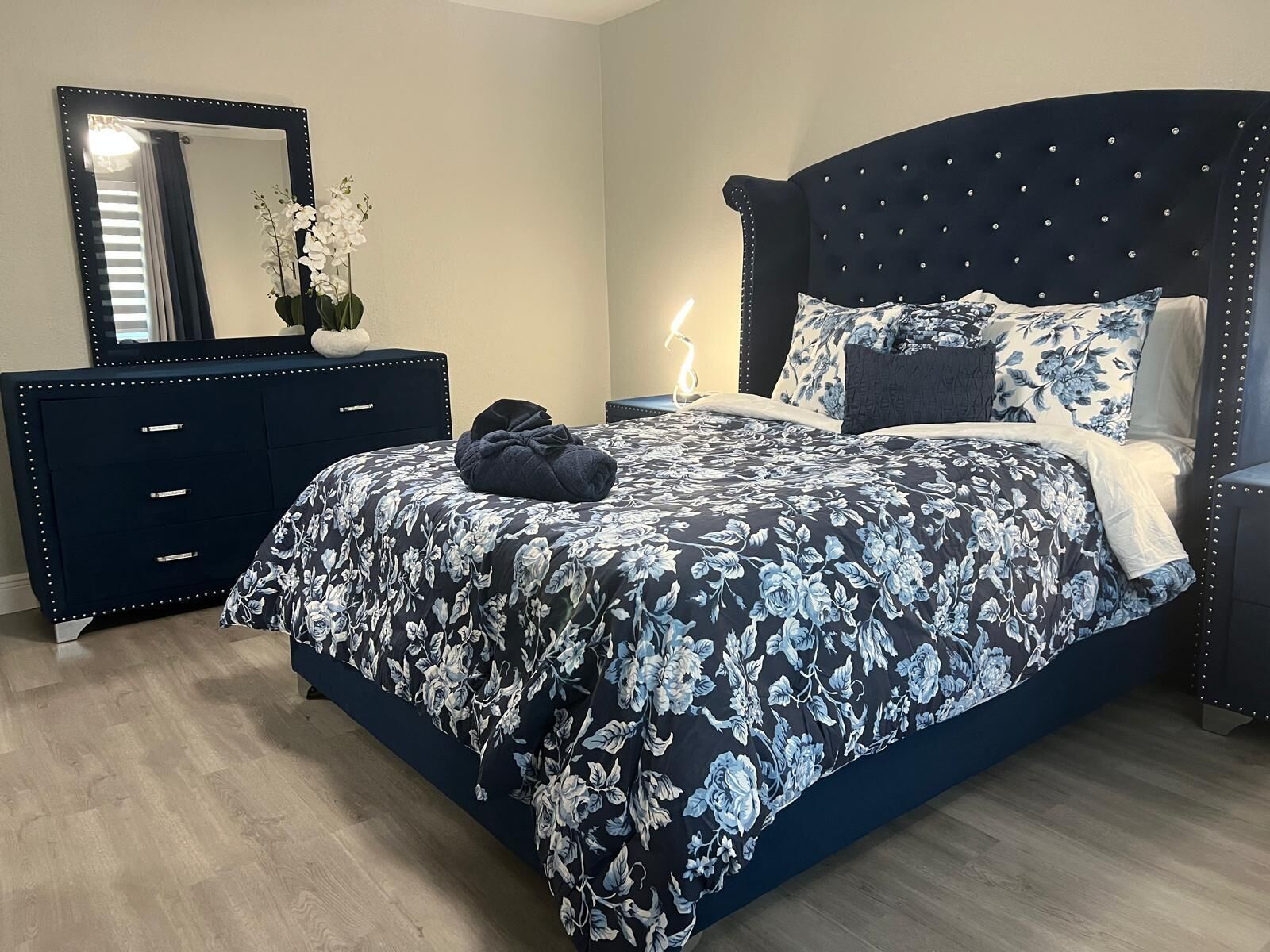 1 dormitorio, tabla de planchar con plancha, wifi y ropa de cama