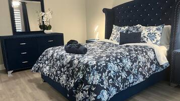 1 dormitorio, tabla de planchar con plancha, wifi y ropa de cama