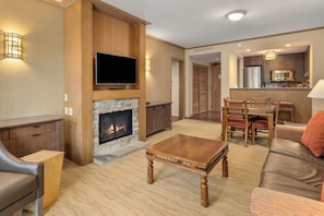 TV - Pet Friendly Suncadia Lodge with Pool, Hot Tub and Scenic Mountain Views (Cle Elum)