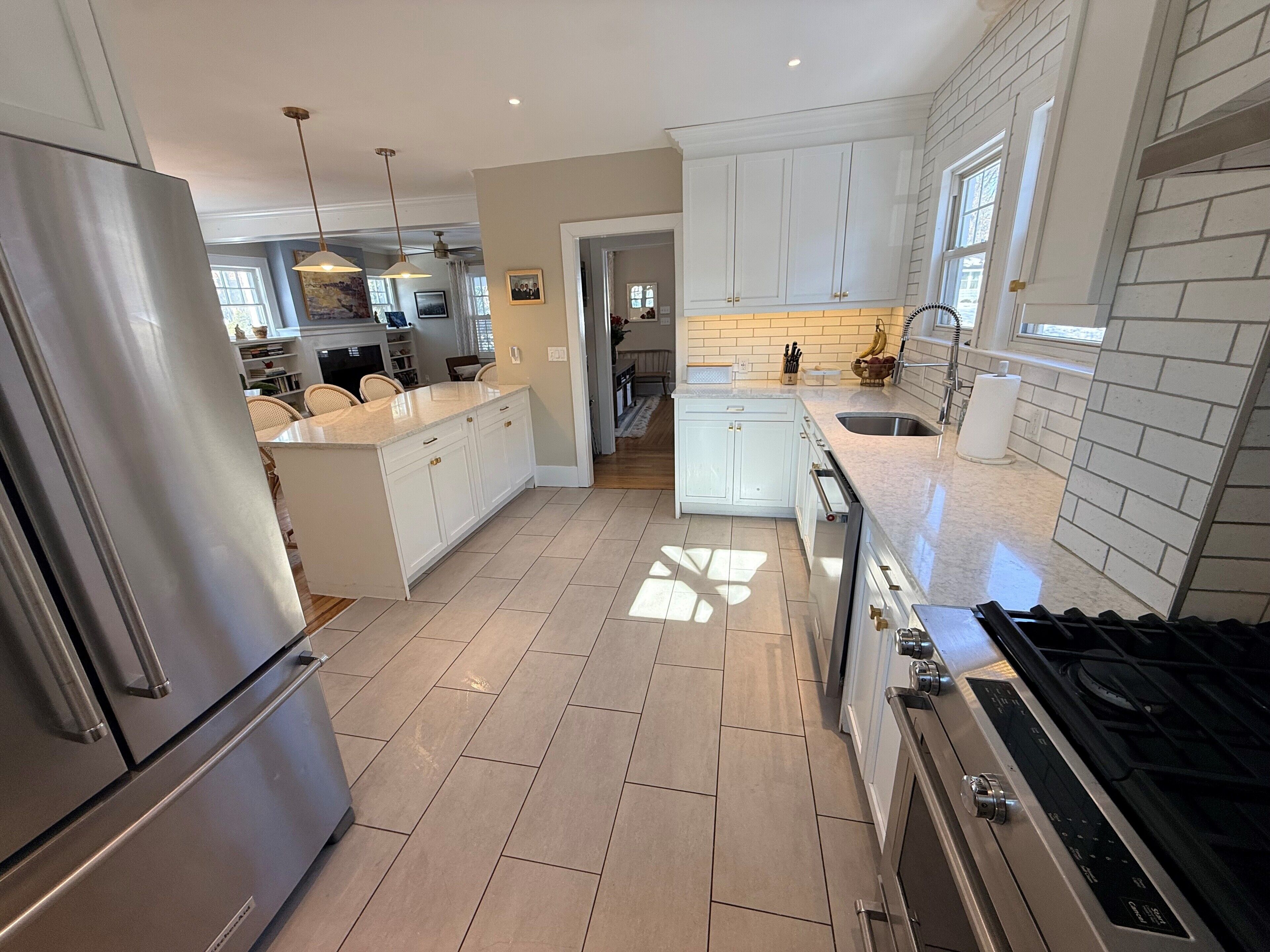 Four à micro-ondes, un four, surface de cuisson, lave-vaisselle