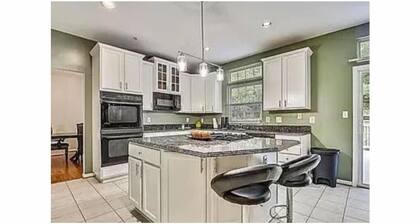 Spacious 5-bedroom house in tranquil Fort Washington with AC