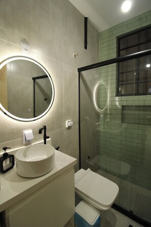 Shower, hair dryer, towels, soap - Bethânia Apartment - in the heart of Rio de Janeiro, a charming, fully equipped studio apartment with a garage. (Rio de Janeiro)