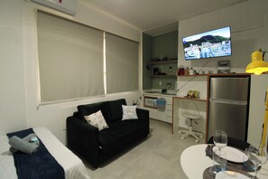 TV - Bethânia Apartment - in the heart of Rio de Janeiro, a charming, fully equipped studio apartment with a garage. (Rio de Janeiro)