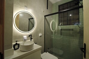 Shower, hair dryer, towels, soap - Bethânia Apartment - in the heart of Rio de Janeiro, a charming, fully equipped studio apartment with a garage. (Rio de Janeiro)