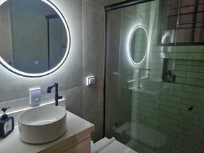 Shower, hair dryer, towels, soap - Bethânia Apartment - in the heart of Rio de Janeiro, a charming, fully equipped studio apartment with a garage. (Rio de Janeiro)