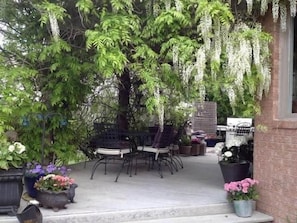 Outdoor dining - Deluxe Queen - With Ensuite (Niagara-on-the-Lake)