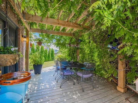 Outdoor dining. Deluxe Queen - With Ensuite