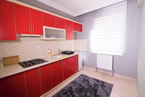 Family Apartment, Balcony, City View | Private kitchen - KARMİLİFE KONAKLAMA (Karaman)