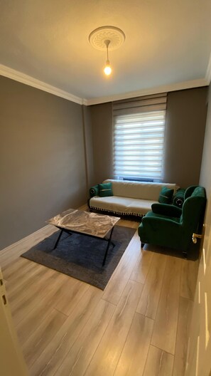 Apartamento família, sacada, vista para a cidade | Área de estar