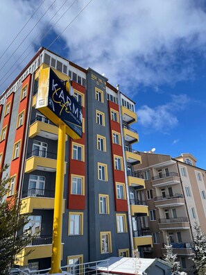Family Apartment, Balcony, City View | Exterior - KARMİLİFE KONAKLAMA (Karaman)