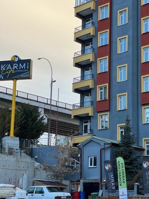 Family Apartment, Balcony, City View | Exterior - KARMİLİFE KONAKLAMA (Karaman)