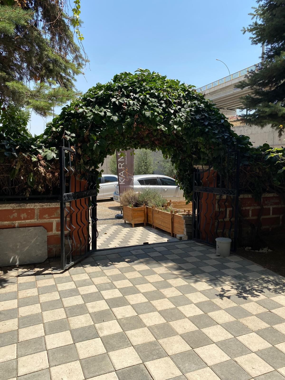 Familieleilighet, balkong, byutsikt | Overnattingsstedets uteområder