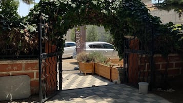 Familieleilighet, balkong, byutsikt | Overnattingsstedets uteområder