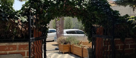 Familienapartment, Balkon, Stadtblick | Unterkunftsgelände