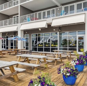 Outdoor dining - Cozy 1-bedroom condo in fantastic Panama City Beach with AC. Sleeps 6 (Panama City Beach)