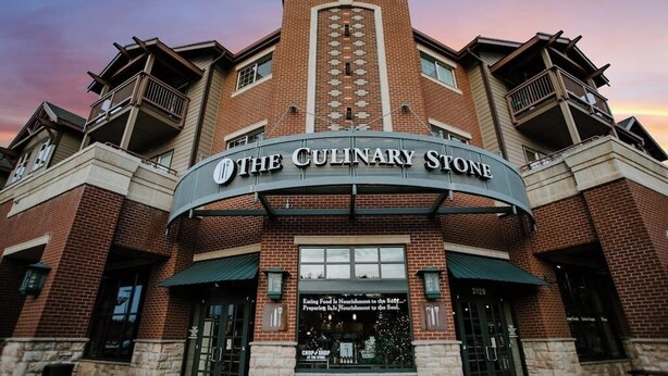 Um edifício com uma fachada de tijolos e uma placa com a inscrição 'The Culinary Stone'.