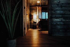 3 bedrooms, iron/ironing board, travel cot, WiFi - Luxe Nordic Barndominium Retreat at Black Pine (Chattaroy)