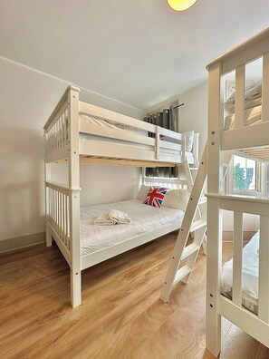 5 bedrooms, free WiFi - Central Spacious Residence (London)