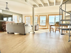 TV - Oceanfront Cottage `Driftwood`- 3-bed - 2 Bath (Tremont)