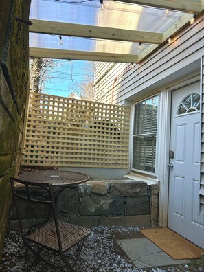 Outdoor dining - Cozy 1-Bedroom Studio in Downtown Stamford! (Stamford)