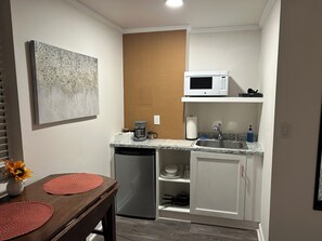 Fridge, microwave, stovetop, coffee/tea maker - Cozy 1-Bedroom Studio in Downtown Stamford! (Stamford)