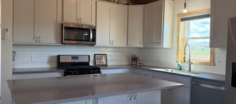 COZY CABIN- 2 bedroom cabin in peaceful Bridger