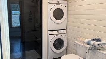 Douche, serviettes fournies, savon, papier toilette