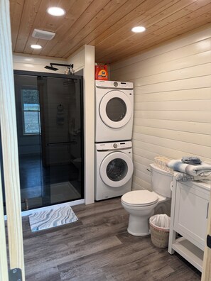 Douche, serviettes fournies, savon, papier toilette