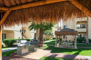 Outdoor dining - Cozy Villa with Pool (Las Vegas)