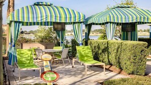 Outdoor dining - Studio Near Disney World Resort with Pools + more (Kissimmee)