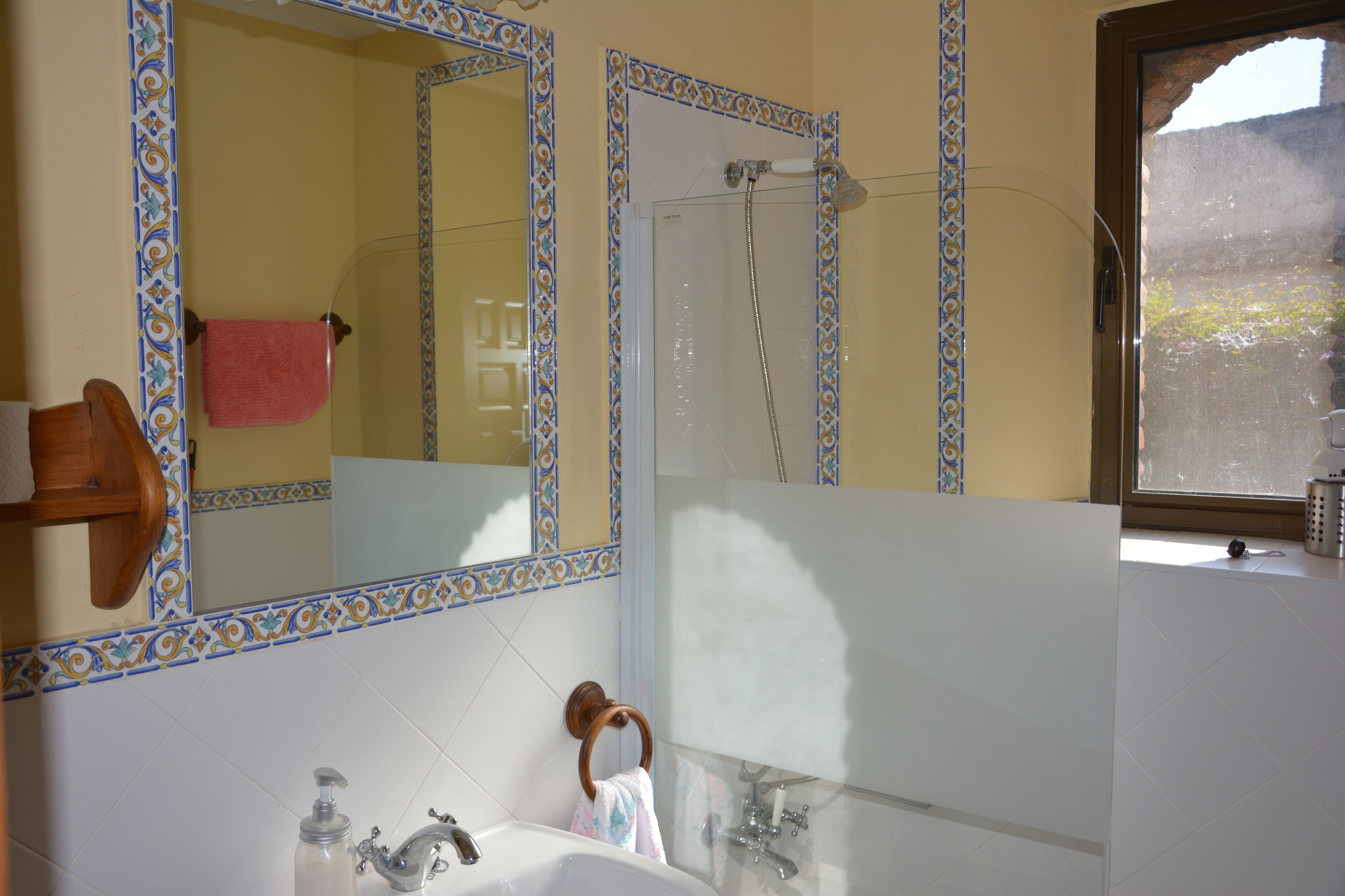 Bidet, serviettes fournies, savon, papier toilette