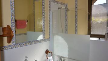 Bidet, serviettes fournies, savon, papier toilette
