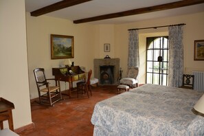 7 habitaciones, tabla de planchar con plancha, internet y ropa de cama